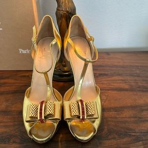 RARE Christian Louboutin Archidisco Gold T-Strap Bow Peep heels!  Size 40.5 😍